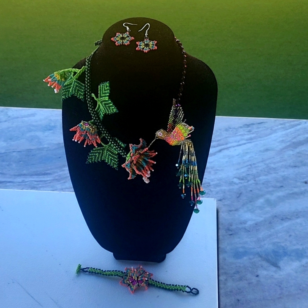 Hummingbird floral necklace set - Picture 16 of 16